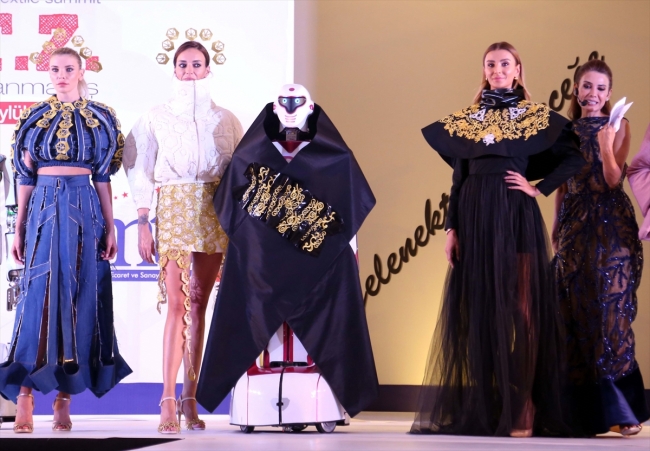 Robotlar podyuma çıktı